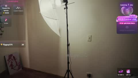 Snapshot of mollysb_05 chatting on December 6, 7:01 pm mollysb_05 online show from December 6, 7:01 pm