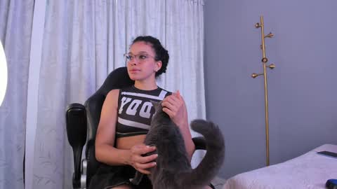 Snapshot of mollyybloom chatting on January 18, 2:55 pm Molly online show from January 18, 2:55 pm