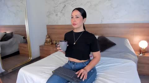 Snapshot of moniquemilff chatting on December 7, 3:52 pm Monique online show from December 7, 3:52 pm