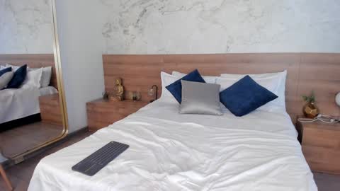 Snapshot of moniquemilff chatting on February 4, 8:17 pm Monique online show from February 4, 8:17 pm