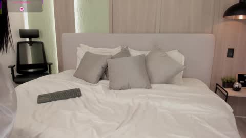 Snapshot of moniquemilff chatting on November 4, 9:25 pm Monique online show from November 4, 9:25 pm