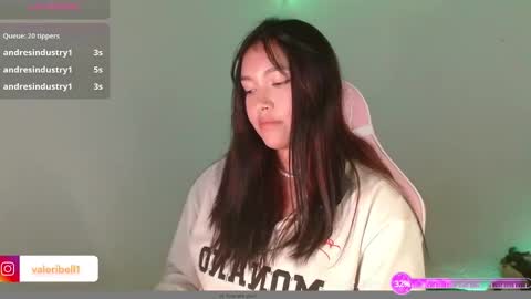 Snapshot of moonbella_bell chatting on December 4, 2:31 am bell online show from December 4, 2:31 am