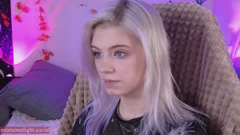 Snapshot of moonlight_mia chatting on December 4, 5:22 pm Mia online show from December 4, 5:22 pm