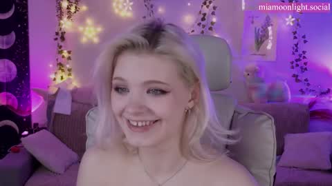 Snapshot of moonlight_mia chatting on March 8, 8:14 pm Mia online show from March 8, 8:14 pm