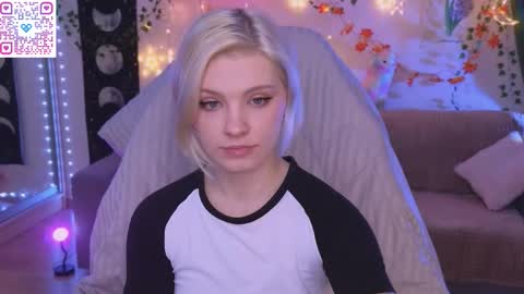 Snapshot of moonlight_mia chatting on November 15, 7:10 pm Mia online show from November 15, 7:10 pm