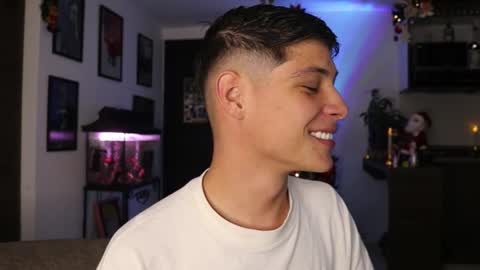 Snapshot of morgan_hiller chatting on December 15, 10:47 pm online show from December 15, 10:47 pm