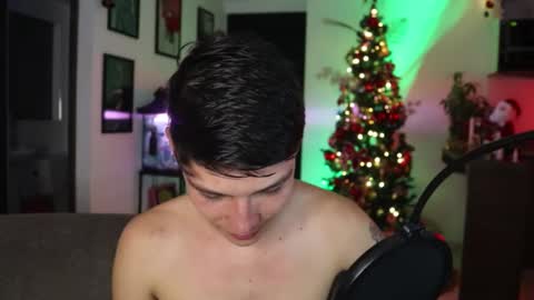 Snapshot of morgan_hiller chatting on December 18, 3:37 am online show from December 18, 3:37 am