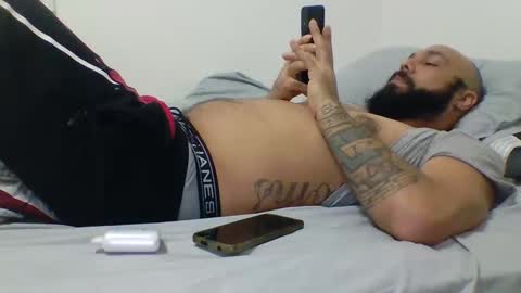 Snapshot of mr8plus chatting on January 4, 4:01 am Mr8 online show from January 4, 4:01 am