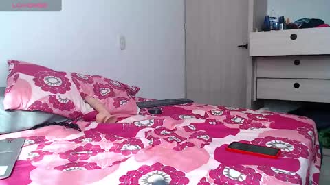 Snapshot of mrmickke chatting on December 6, 7:12 pm INDEPENDT MODEL - Twitter mrmickke online show from December 6, 7:12 pm