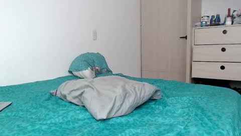 Snapshot of mrmickke chatting on December 28, 7:01 pm INDEPENDT MODEL - Twitter mrmickke online show from December 28, 7:01 pm