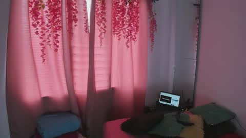 Snapshot of msschloee chatting on November 9, 7:23 pm Chloe new account online show from November 9, 7:23 pm