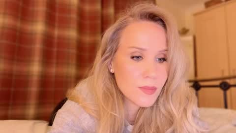 Mya-be Yours P online show from December 26, 8:00 pm