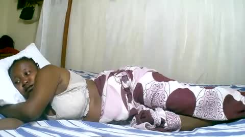 Snapshot of mylindasweet chatting on February 24, 12:30 am linda online show from February 24, 12:30 am