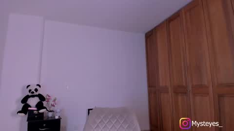 Snapshot of mysteyes chatting on February 25, 1:30 am Elena online show from February 25, 1:30 am