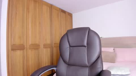 Snapshot of mysteyes chatting on October 25, 9:09 pm Elena online show from October 25, 9:09 pm