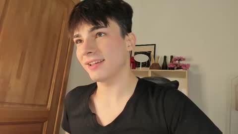 Snapshot of mystic_evan chatting on December 17, 7:53 pm Evan Brown online show from December 17, 7:53 pm