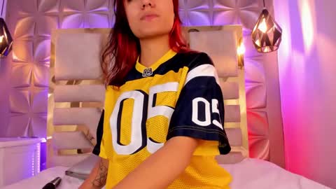 Snapshot of nahia_low chatting on December 5, 7:27 am Valeria online show from December 5, 7:27 am