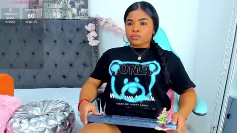 Snapshot of nahiarareina chatting on December 8, 1:47 pm NahiaraReina online show from December 8, 1:47 pm