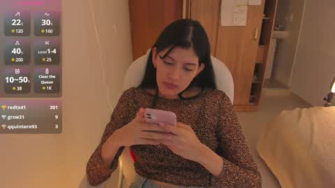 independent model online show from December 7, 3:25 am