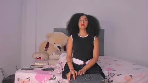 Snapshot of nahomi_miller_ chatting on January 17, 5:11 am Laura online show from January 17, 5:11 am