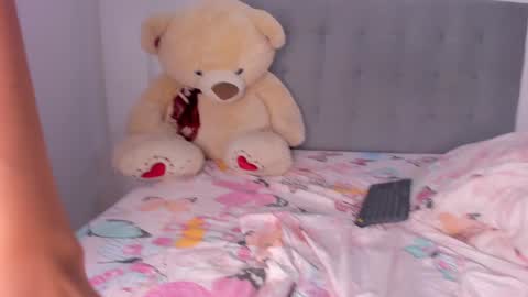 Snapshot of nahomi_miller_ chatting on January 24, 11:34 pm Laura online show from January 24, 11:34 pm