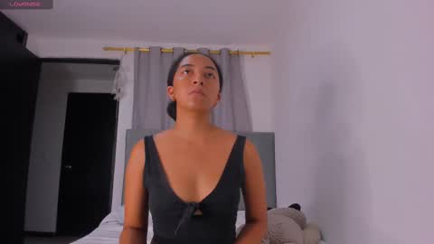 Snapshot of nahomi_miller_ chatting on February 25, 12:58 am Laura online show from February 25, 12:58 am