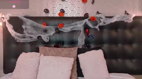 naiaramasson_ online show from October 30, 12:17 pm