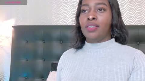 naiaramasson_ online show from November 3, 12:17 pm