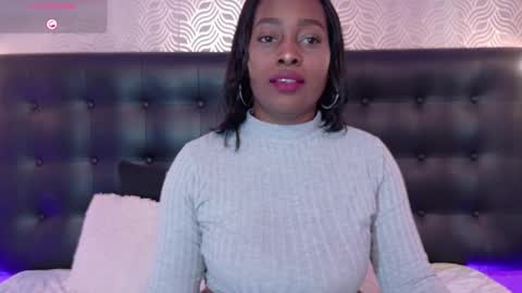 naiaramasson_ online show from November 7, 12:16 pm