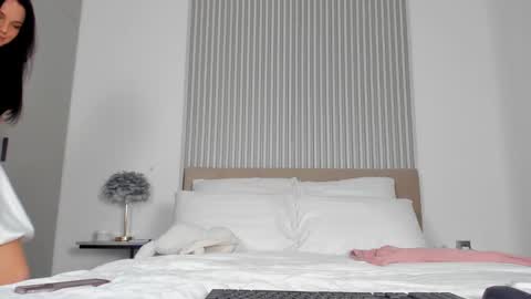 nakedjewel online show from March 8, 1:06 am