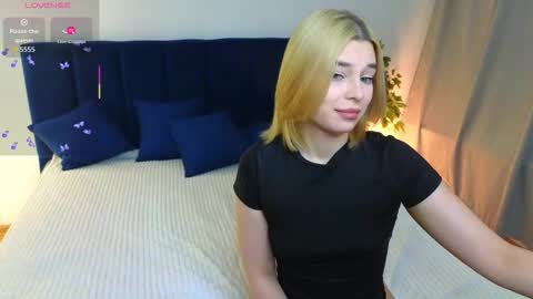 Maeve online show from November 25, 8:42 pm