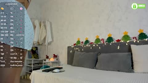 Snapshot of naomi_tara chatting on December 17, 3:29 pm Naomi online show from December 17, 3:29 pm