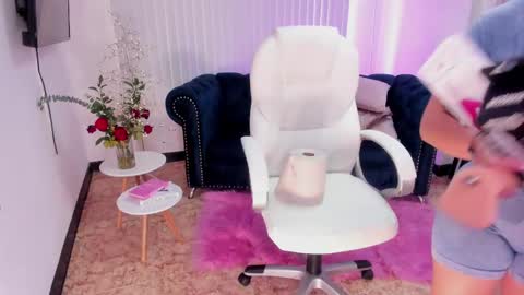 Snapshot of naomii_campbell_ chatting on February 18, 6:58 pm Naomi Campbell online show from February 18, 6:58 pm