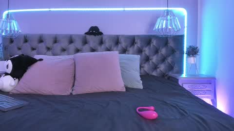 Naomi online show from December 11, 4:09 pm