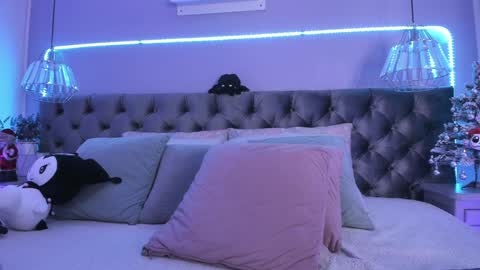 Naomi online show from December 24, 8:05 pm