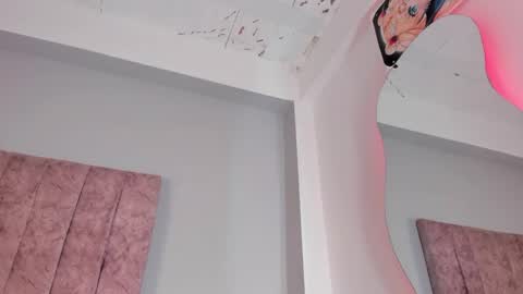 Snapshot of naomisanz_ chatting on September 25, 10:35 pm Laura online show from September 25, 10:35 pm