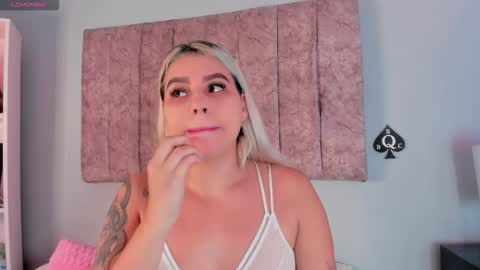 Snapshot of naomisanz_ chatting on October 17, 5:15 pm Laura online show from October 17, 5:15 pm