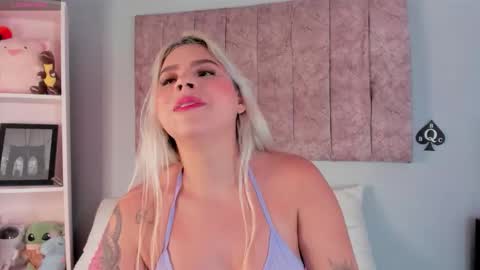 Snapshot of naomisanz_ chatting on October 25, 10:37 pm Laura online show from October 25, 10:37 pm