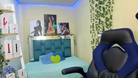 naomy online show from January 28, 9:19 pm