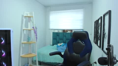 naomy_sex_69 online show from October 23, 8:18 pm