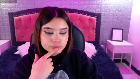 Snapshot of natalie_loffreda chatting on September 10, 2:55 am natalie online show from September 10, 2:55 am