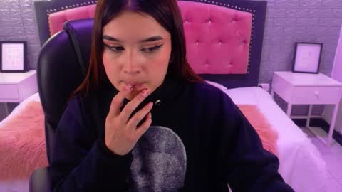 Snapshot of natalie_loffreda chatting on October 2, 2:51 am natalie online show from October 2, 2:51 am