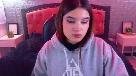 Snapshot of natalie_loffreda chatting on November 8, 3:29 am natalie online show from November 8, 3:29 am