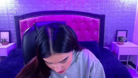 Snapshot of natalie_loffreda chatting on November 21, 3:49 am natalie online show from November 21, 3:49 am