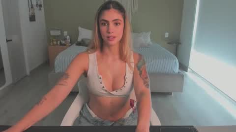 Snapshot of nataly_05 chatting on November 6, 6:31 pm anatalybee online show from November 6, 6:31 pm