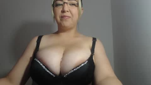 Snapshot of natasha9_ chatting on December 17, 3:39 pm NATTY online show from December 17, 3:39 pm