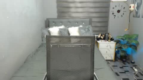 Snapshot of naughtykeats chatting on October 22, 7:02 pm Crystal online show from October 22, 7:02 pm