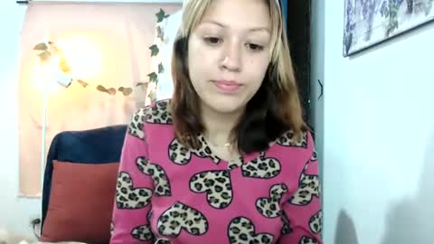 Snapshot of nena_lov chatting on March 10, 1:45 am Star online show from March 10, 1:45 am