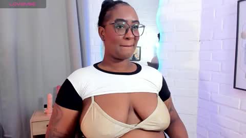 Snapshot of niafire chatting on October 4, 7:28 am Nia online show from October 4, 7:28 am