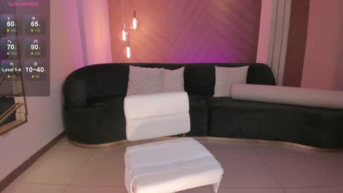 Snapshot of niaholland chatting on December 11, 10:38 pm SQUIRTER DOLL online show from December 11, 10:38 pm